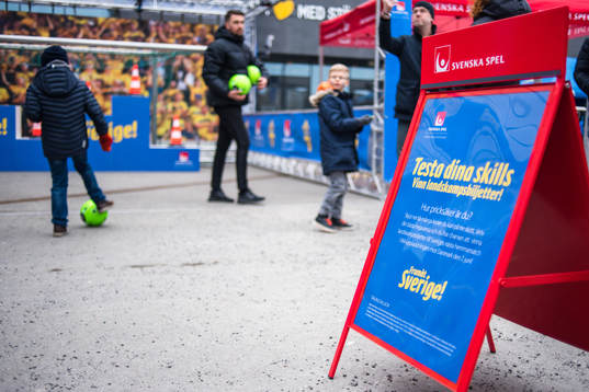 Fan Zone utanför Friends Arena före  träningslandskampen