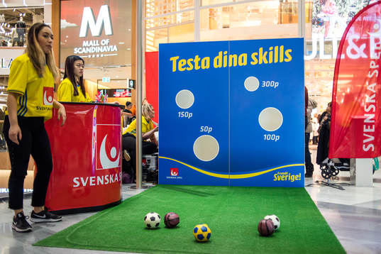 Bollkastning inne på Mall of Scandinavia före
