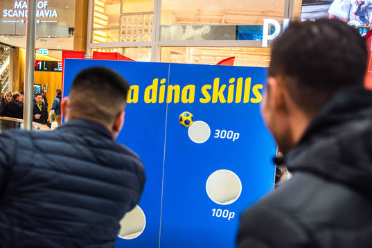Bollkastning inne på Mall of Scandinavia före