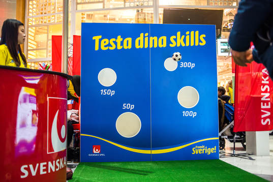 Bollkastning inne på Mall of Scandinavia före