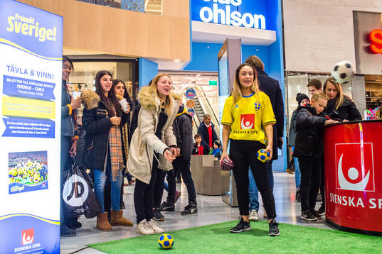 Bollkastning inne på Mall of Scandinavia före