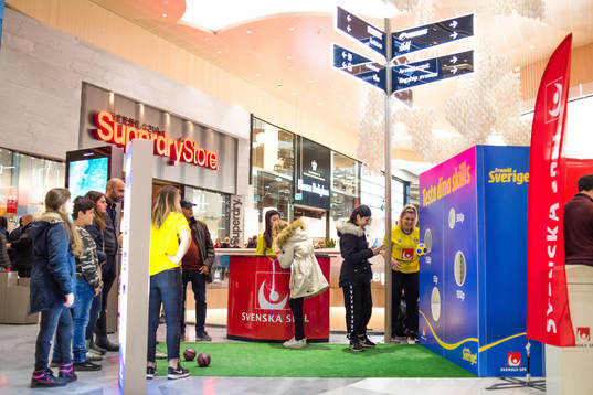 Bollkastning inne på Mall of Scandinavia före