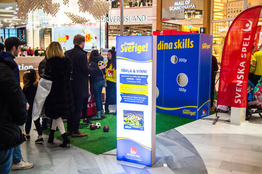 Bollkastning inne på Mall of Scandinavia före