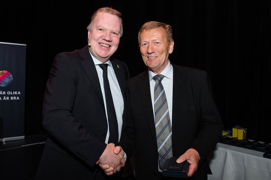 Tord Andersson tar emot en medalj för sina insatser för