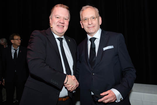 Owe Hultin tar emot en förtjänstmedalj för sina insatser