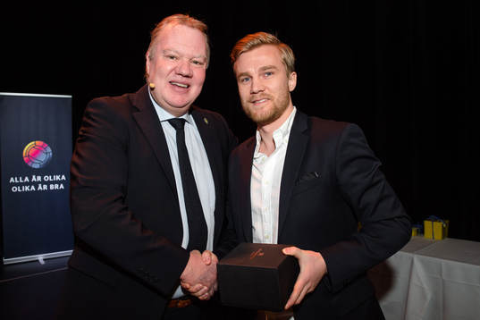 Nicklas Asp tar emot en medalj för sina insatser för