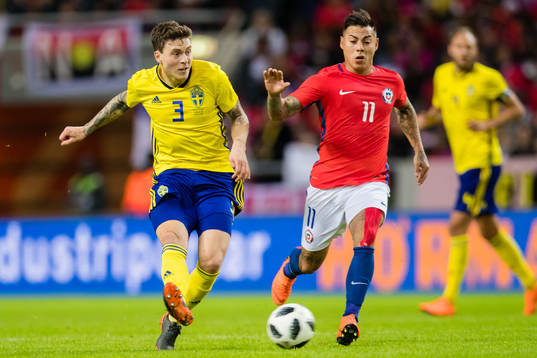 Sveriges Victor Nilsson Lindelöf jagas av Chiles Eduardo