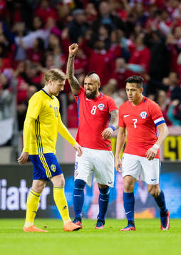 Chiles Arturo Vidal jublar med Alexis Sanchez bredvid en