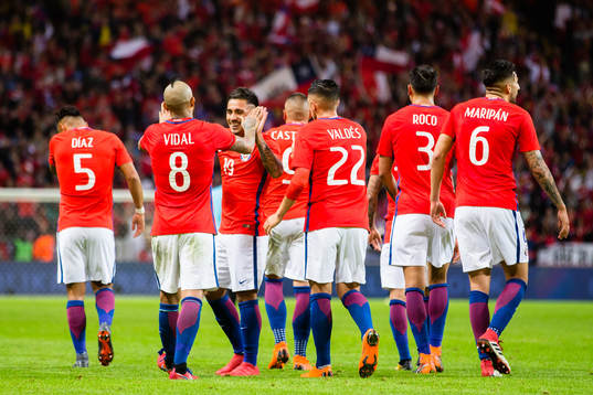 a vänster) gör 1-2 och gratuleras närmast av Arturo Vidal