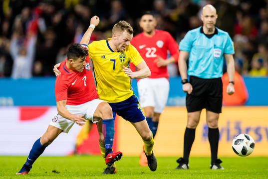 Sveriges Sebastian Larsson i kamp om bollen med Chiles