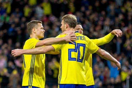 Sveriges Ola Toivonen jublar med lagkamrater