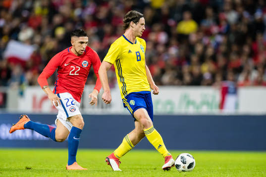 Sveriges Gustav Svensson jagas av Chiles Diego Valdés