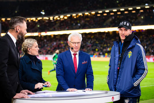 Sveriges målvakt Robin Olsen (h) med Olof Lundh (v), Anna