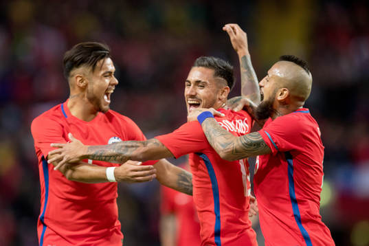 Chiles Marcos Bolados jublar med lagkamrater