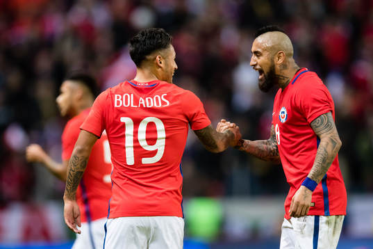 Chiles Marcos Bolados jublar med Arturo Vidal (h)