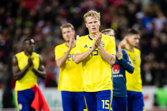 Sveriges Oscar Hiljemark tackar publiken
