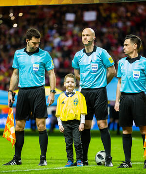 Lukas Wilhelmsson mellan domartrion