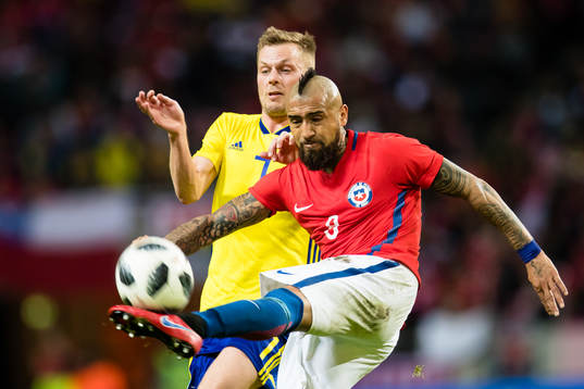 Chiles Arturo Vidal och Sveriges Sebastian Larsson