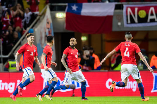Chiles Arturo Vidal jublar med lagkamrater