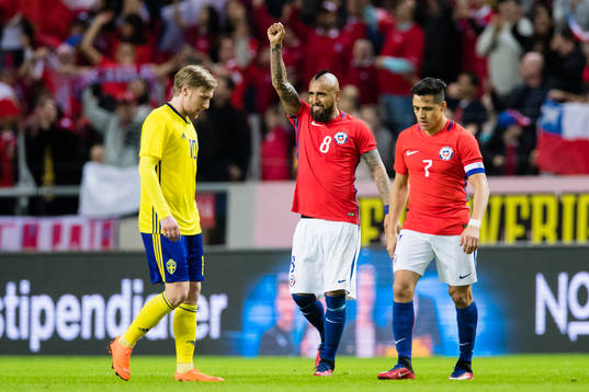 Chiles Arturo Vidal jublar med Alexis Sanchez bredvid en