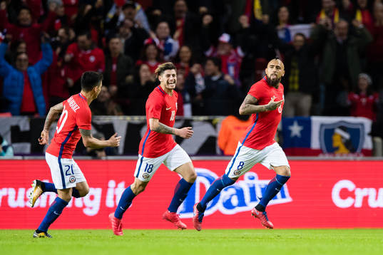 Chiles Arturo Vidal jublar med lagkamrater