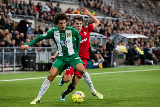 Hammarbys Neto Borges i kamp om bollen med Norrköpings
