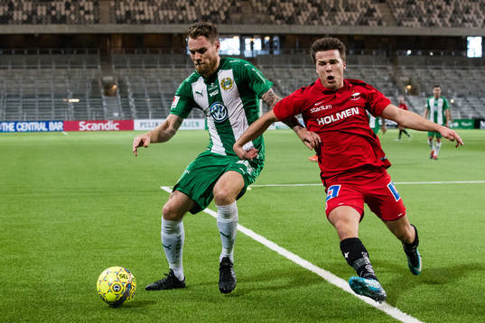 Hammarbys David Fällman i kamp om bollen med Norrköpings