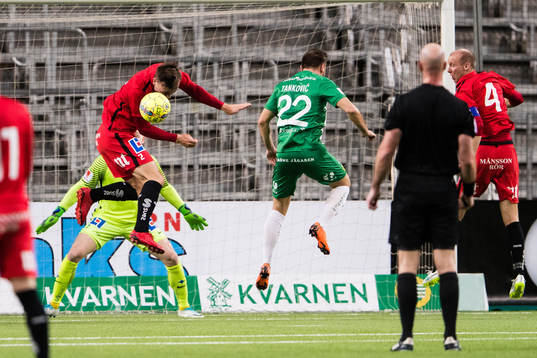 Norrköpings Henrik Castegren försvarar sig mot Hammarbys