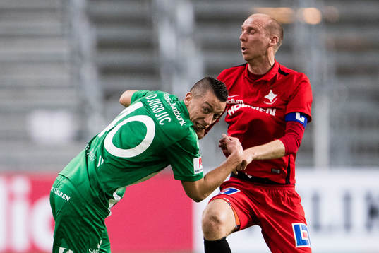 Hammarbys Nicola Djurdjic i en närkamp med Norrköpings