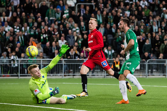 Norrköpings målvakt Isak Pettersson räddar en målchans