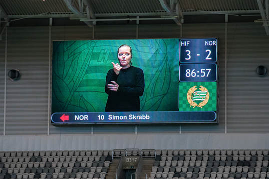 Hammarby teckentolkar speakern på LED-skärmen