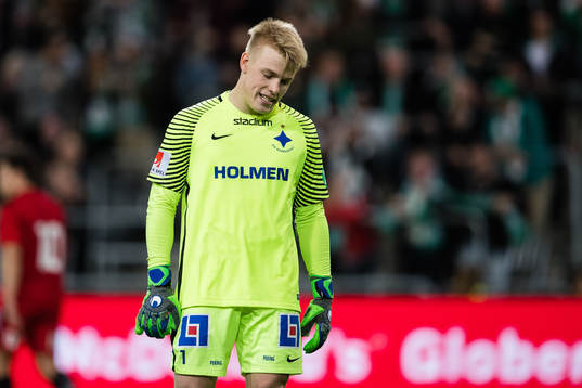 Norrköpings målvakt Isak Pettersson deppar