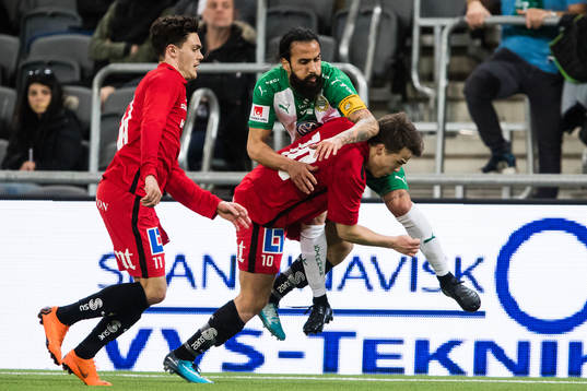 Hammarbys Erkan Zengin stoppas av Norrköpings Simon Skrabb