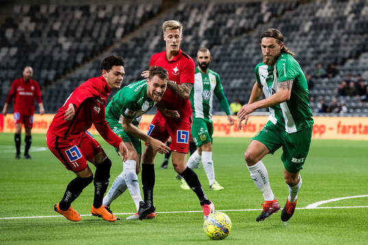 Hammarbys David Fällman och Björn Paulsen försvarar sig