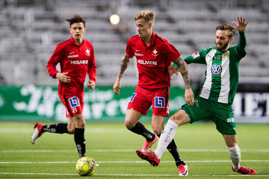 Norrköpings Hampus Lönn i kamp om bollen med Hammarbys