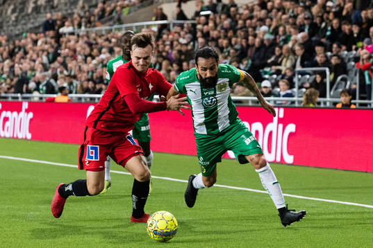 Norrköpings Henrik Castegren i kamp om bollen med