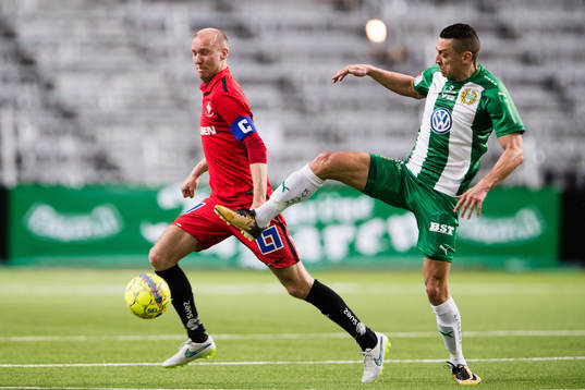 Norrköpings Andreas Johansson i kamp om bollen med