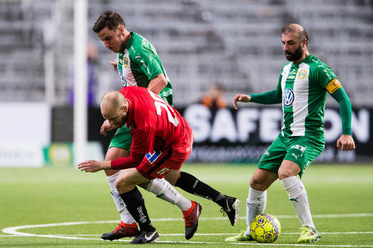 Norrköpings Daniel Sjölund i kamp om bollen med Hammarbys