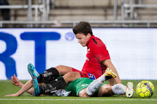 Norrköpings Simon Skrabb sitter på Hammarbys Nicola