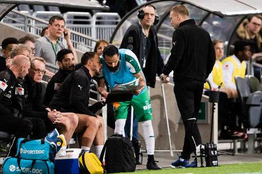 Hammarbys assisterande tränare Joachim Björklund ger