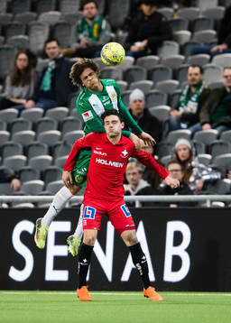 Hammarbys Neto Borges i en nickduell med Norrköpings David