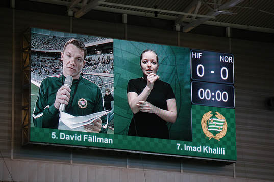 Hammarby teckentolkar speakern på en LED-skärm