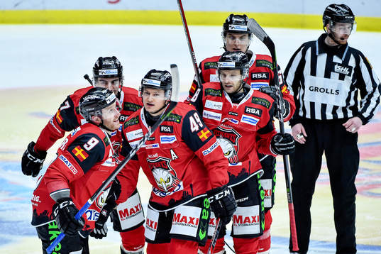Malmö Redhawks Frederik Storm jublar med lagkamrater
