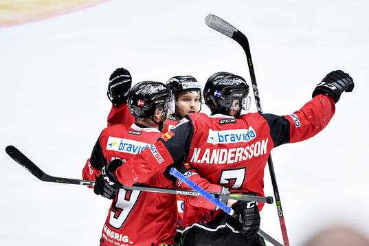 Malmö Redhawks Nils Andersson jublar med lagkamrater