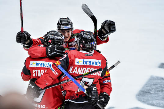 Malmö Redhawks Nils Andersson jublar med lagkamrater