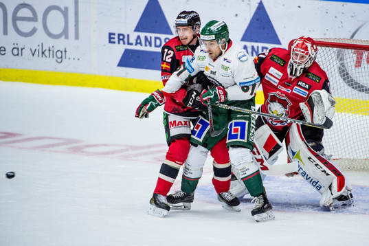 Malmö Redhawks Matias Lassen och målvakt Jonas Gunnarsson