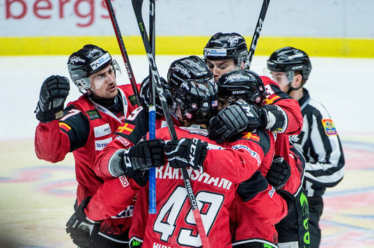 Malmö Redhawks Nils Andersson jublar med lagkamraterna