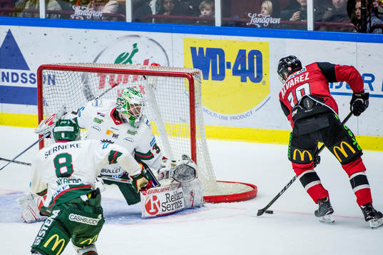 Malmö Redhawks Robin Alvarez mot Frölundas målvakt Johan