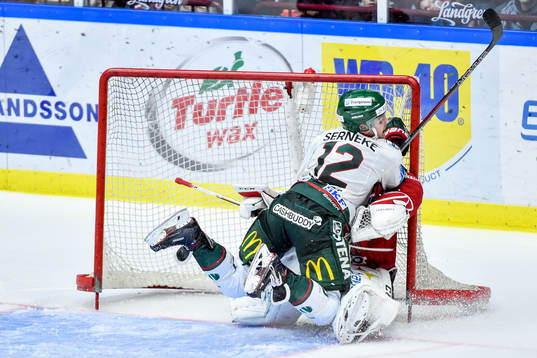 Frölundas Max Friberg kör över Malmö Redhawks målvakt