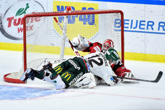 Frölundas Max Friberg kör över Malmö Redhawks målvakt
